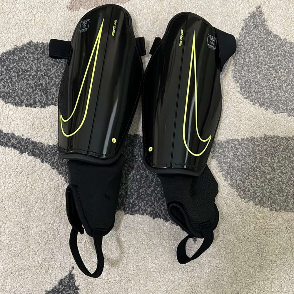 Nike Adult Charge Soccer Shin Guard - New